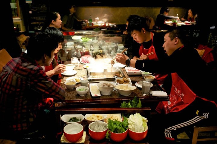 3. Amigos comiendo hot pot. Foto - Alamy