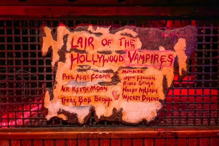3. Cartel de Los Vampiros de Hollywood. Foto - The Rainbow Bar & Grill