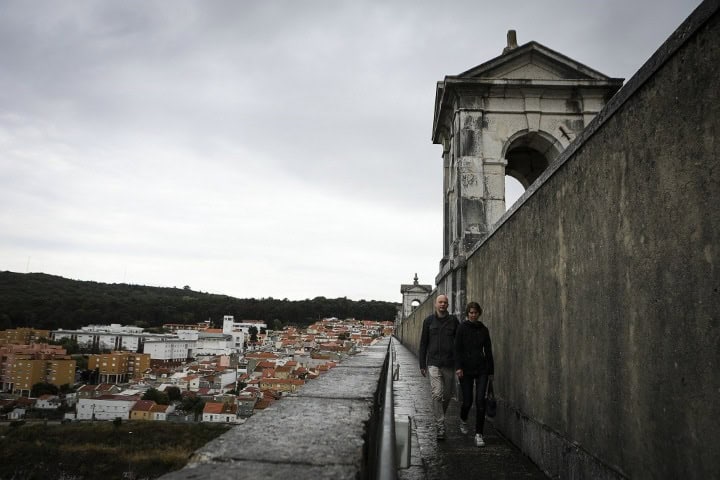 3. Viajeros caminando en el Acueducto de Lisboa. Foto - Público
