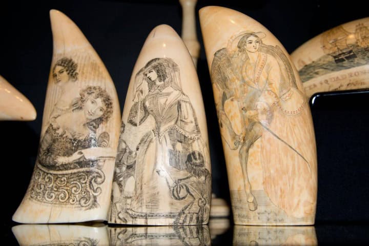 3. Mujeres grabadas en scrimshaw en el Museo Ballenero de Massachusetts. Foto - Alamy