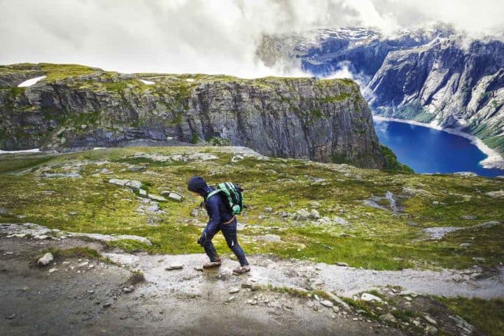 3. Senderista camino hacia Trolltunga. Foto - Campervan Norway
