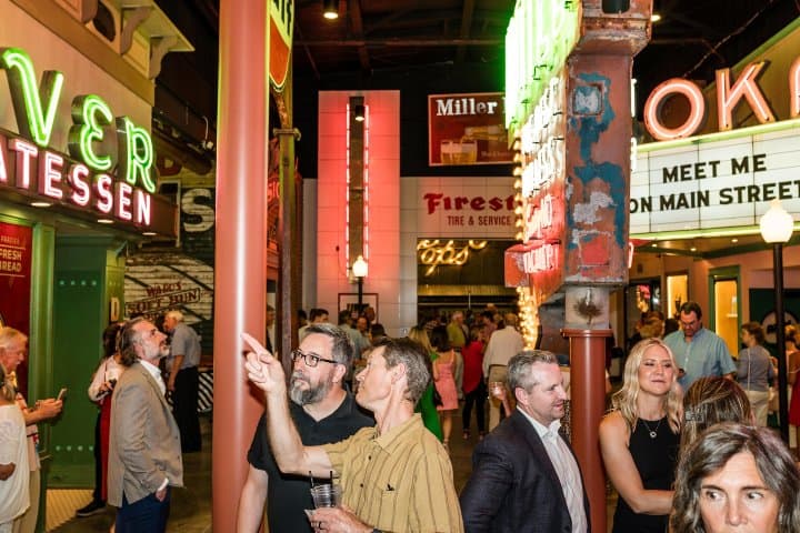 3. Visitantes en el Museo Americano de Señales. Foto - American Sign Museum (Facebook)
