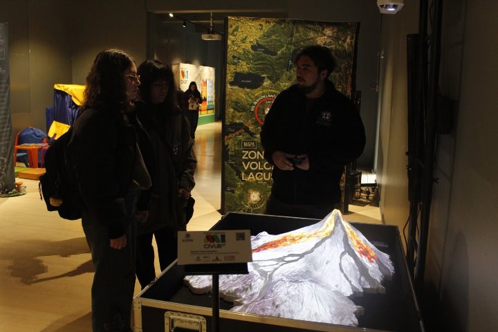 3. Visitantes en el Centro Interactivo Vulcanológico de la Araucanía. Foto - @civur39.cl (Instagram)