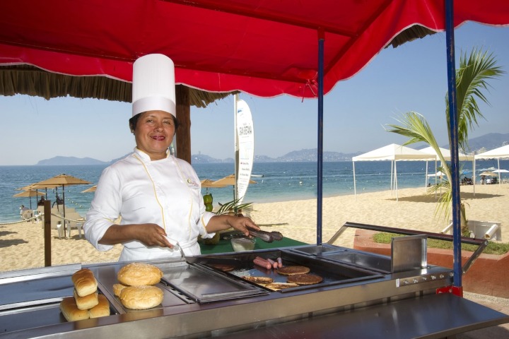 3. Parrilla en hotel Real Bananas Acapulco. Foto - Real Bananas Acapulco (Expedia) (Turitour Acapulco)
