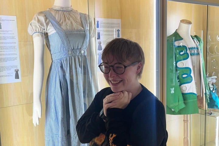 4. Visitante mirando las prendas originales de la película del Mago de Oz de 1939. Foto - @hungrypicklejuice (Instagram)