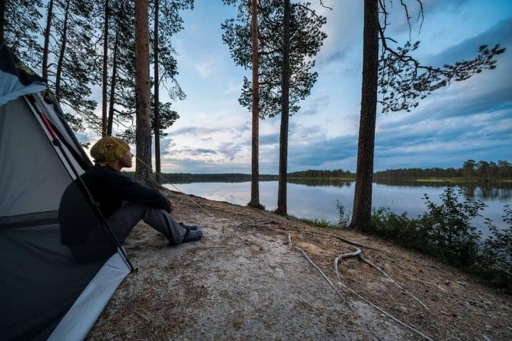 4. Persona acampando en el Parque Nacional Hossa. Foto - Alamy