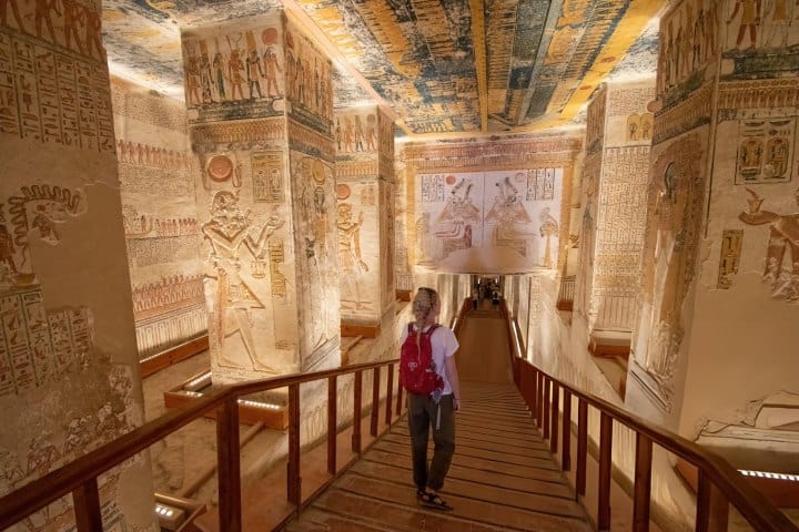 4. Viajera caminando hacia las tumbas de Ramsés V y Ramsés VI en el Valle de los Reines. Foto - Getty Images