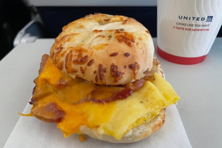 4. Asiago Bagel Sandwich de United Airlines. Foto - Live and Let's Fly