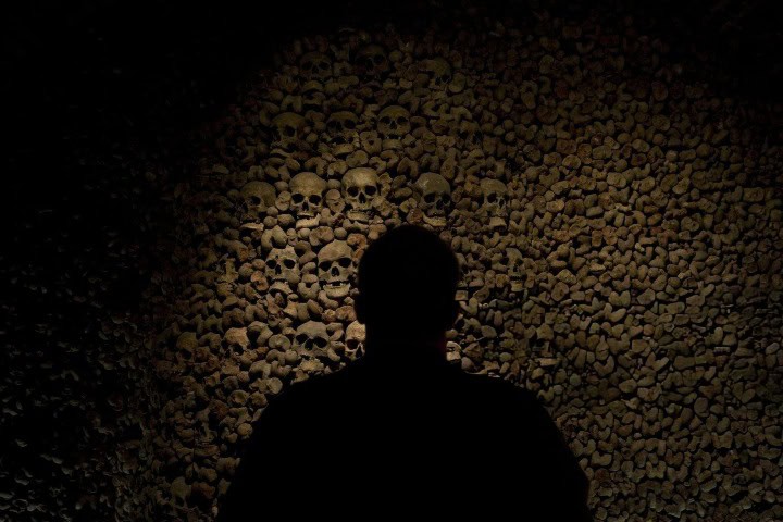 4. Visitante en el Osario de Brno. Foto - Getty Images