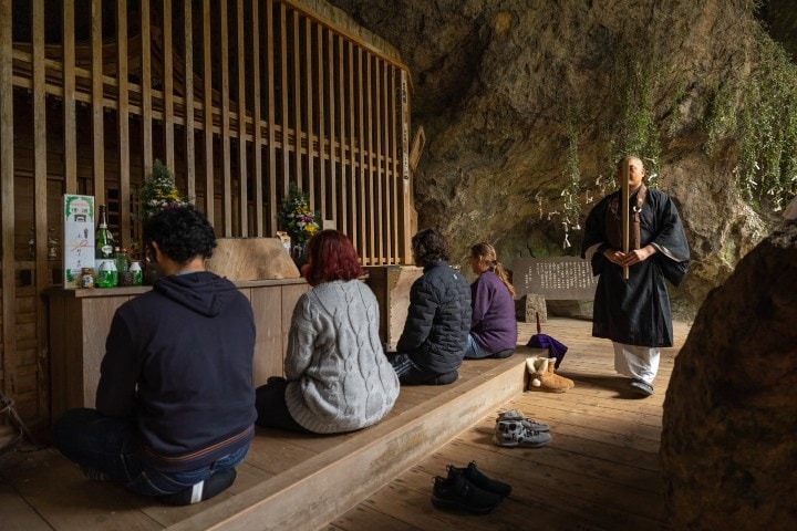 4. Viajeros en la cueva de Reigando, donde Miyamoto Musashi pasó gran parte del tiempo. Foto - Visit Japan América Latina (Facebook)
