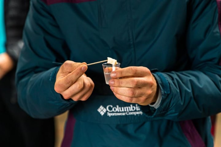 4. Hákarl con licor de Brennivín. Foto - Tellerrand-Stories