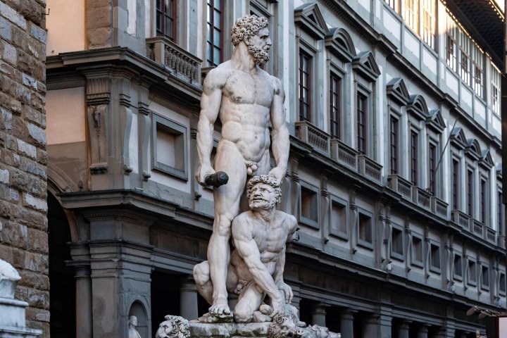 4. Escultura en Florencia, Italia, de Hércules castigando a Caco. Foto - Alamy