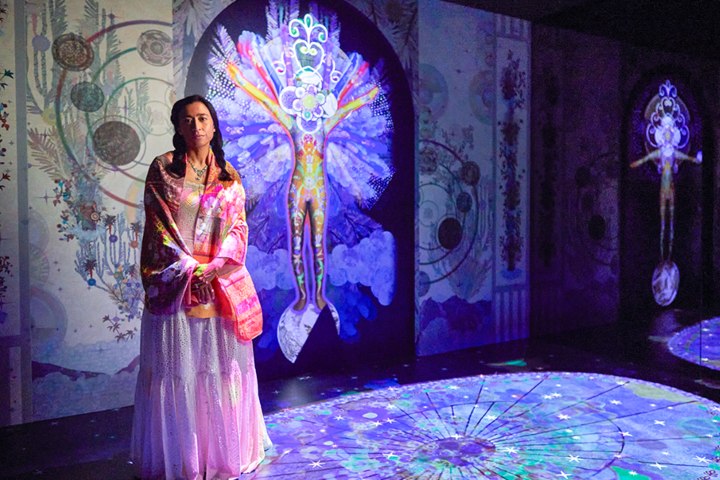 4. Exhibición de la artista Saya Woolfalk en el Art in Resonance 2024. Foto - The Peninsula Hotels