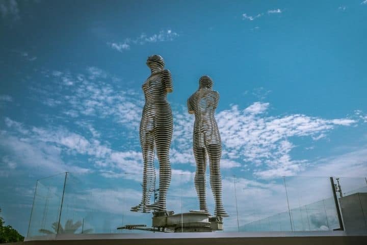 5. Estatuas de Alí y Nino. Foto - Georgian Travel Guide