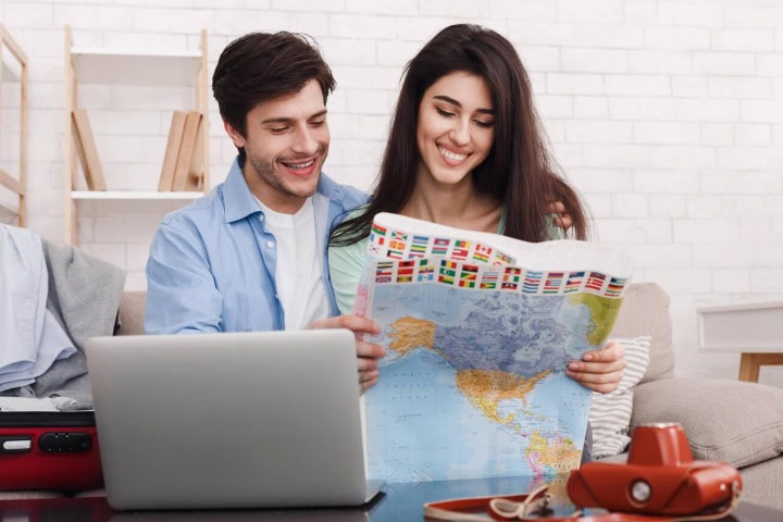 5. Pareja organizando un viaje. Foto - Alamy