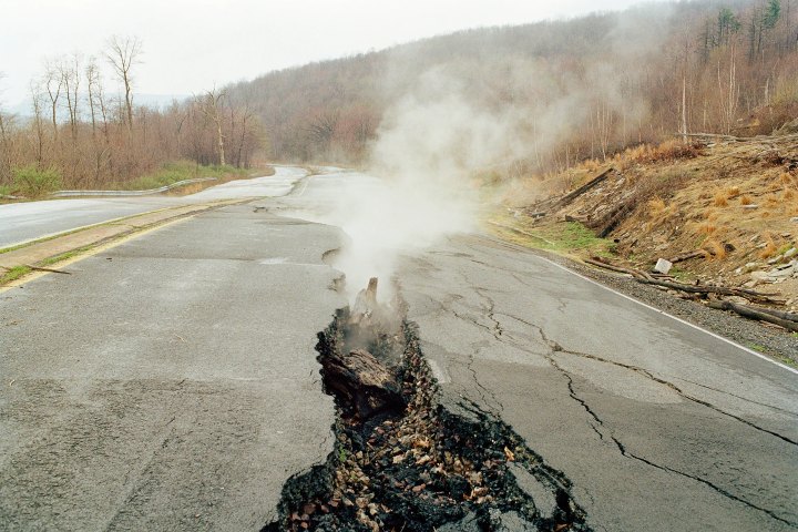 5. Humo saliendo desde calle de Centralia. Foto - Travis Roozée