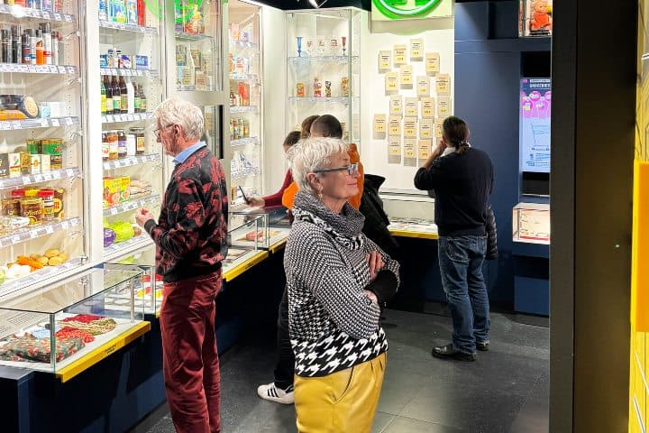 5. Visitantes en la sala de Economía de la Escasez. Foto - DDR Museum (Facebook)