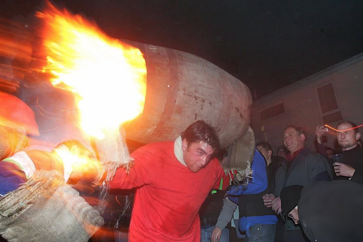 5. Hombre corriendo con barril en la Guy Fawkes Night en Ottery St Mary. Foto - Getty Images