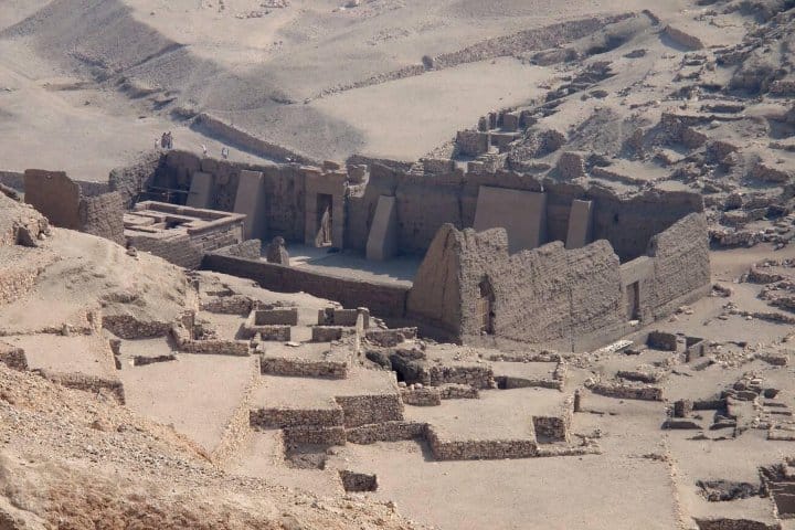 5. Deir el-Medina, antiguo poblado de Tutmosis I en el Valle de los Reyes. Foto - Alamy