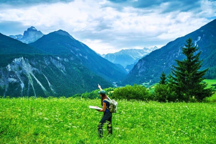 5. Viajera en las montañas. Foto - Alamy