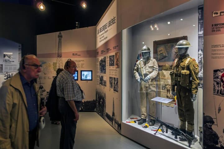 5. Visitantes en el Museo de la Guerra de Bastoña. Foto - Alamy