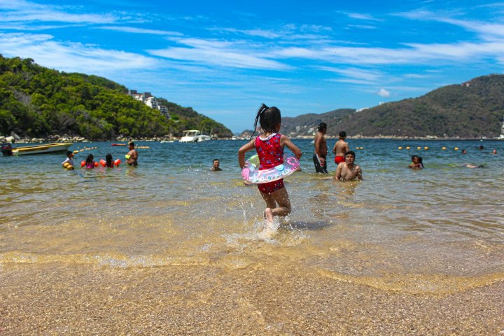 5. Niña en playa de Acapulco. Foto - Marco Antonio Casique Reyes (Unsplash)