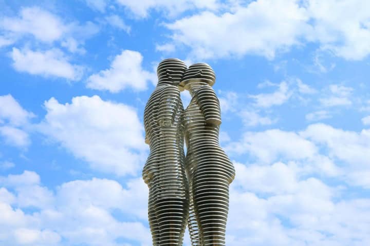 6. Estatuas de Alí y Nino. Foto - Alamy