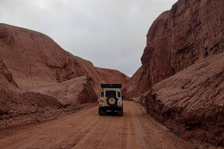 6. Camino de tierra por Tolar Grande. Foto - @journeytoinnerself_ (Instagram)