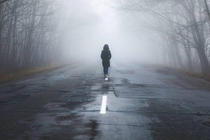 6. Mujer caminando en la neblina. Foto - Alamy