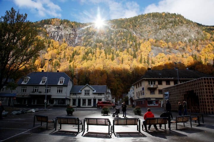 6. Gente en la plaza de Rjukan disfrutando del sol. Foto - Kommunal-Rapport 