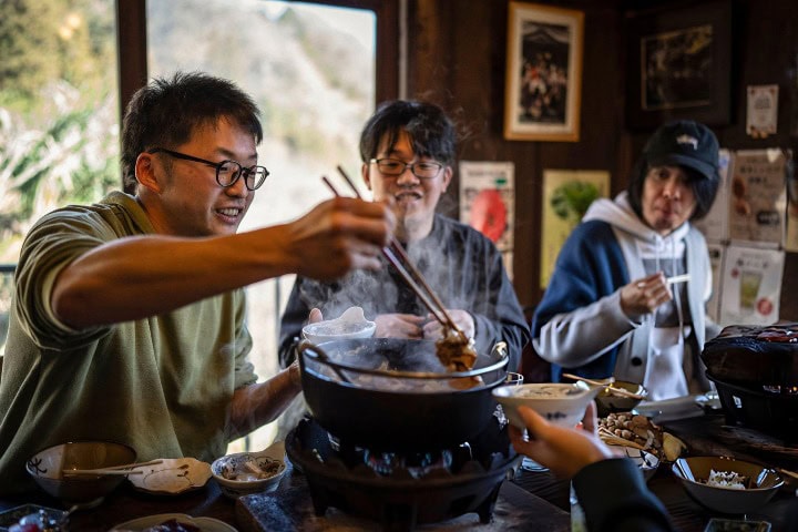 6. Amigos comiendo hot pot. Foto - Getty Images