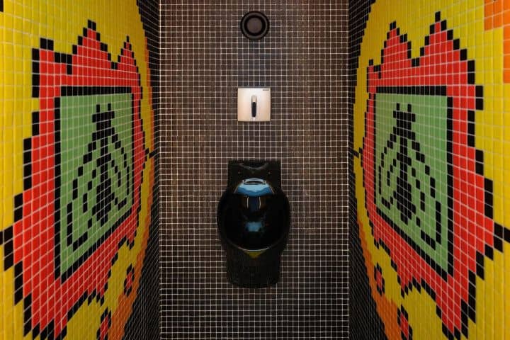 6. Baño en Pop & Roll Art. Foto - kissmiklos.com