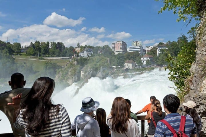 6. Visitantes en mirador de las Cataratas del Rin. Foto - Alamy
