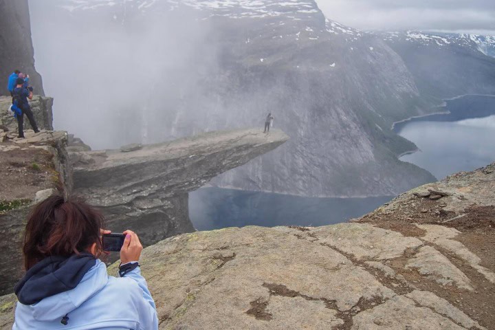 6. Senderistas en Trolltunga. Foto - Alamy