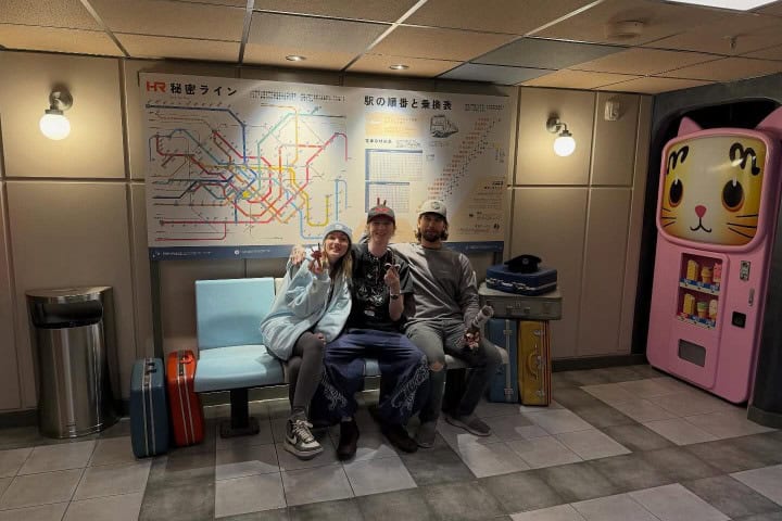 6. Visitantes en la estación de Himitsu Station. Foto - @__rice.bowl__ (Instagram)