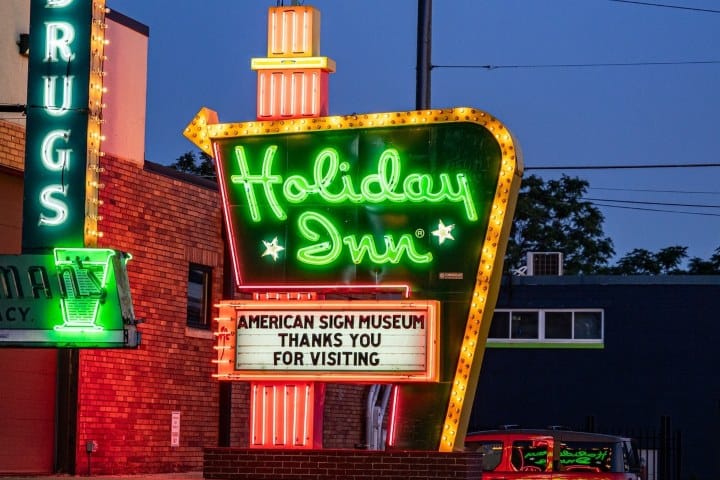 6. Cartel de Holiday Inn. Foto - American Sign Museum (Facebook)