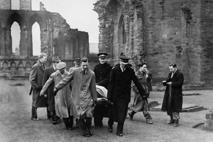 6. Descubrimiento de la Piedra del Destino afuera de la abadía de Arbroath. Foto - Alamy
