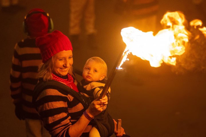7. Madre con bebé en la celebración de Guy Fawkes Night. Foto - Getty Images