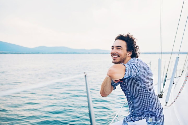 7. Viajero feliz en barco. Foto - Getty Images