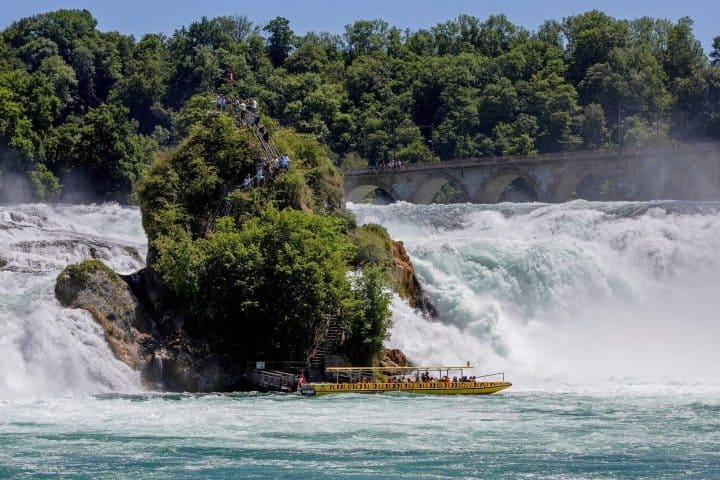7. Bote en las Cataratas del Rin. Foto - Alamy