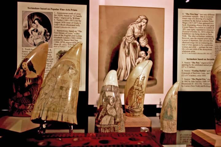 7. Piezas scrimshaw en el Museo Ballenero de Massachusetts. Foto - Alamy