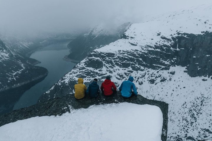 7. Senderista sentados al borde de Trolltunga. Foto - @joshknightmedia (Instagram)