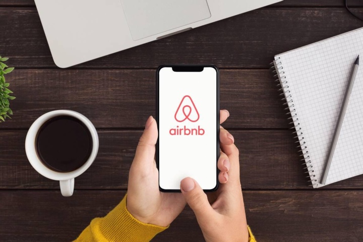 7. App de Airbnb. Foto - Alamy