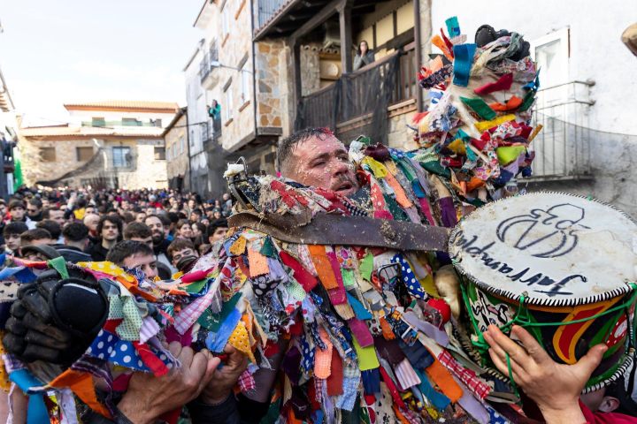 7. Hombre disfrazado de Jarramplas. Foto - Getty Images