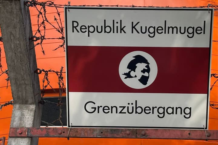 7. Cartel de la República de Kugelmugel. Foto - Republik Kugelmugel (Facebook)