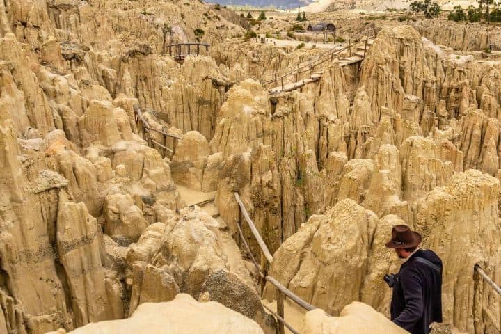 7. Viajero en el Valle de la Luna. Foto - Alamy