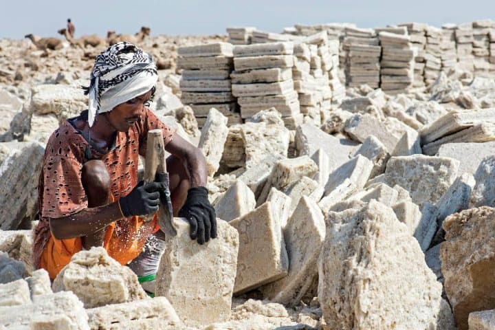 8. Habitante del desierto de Danakil cortando bloques de sal. Foto - Alamy