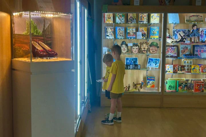 8. Niños en el Museo del Mago de Oz en Florida. Foto - The Wizard of OZ Museum & Van Gogh (Facebook)