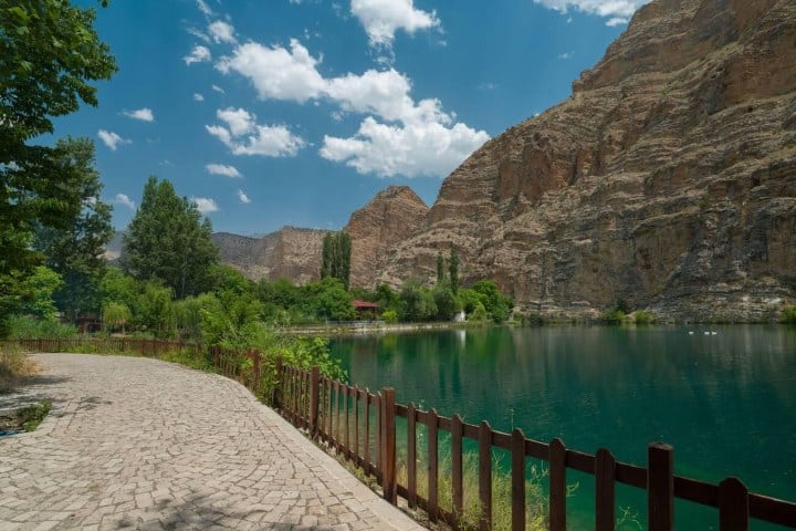 8. Lago en Uzundere. Foto - Alamy
