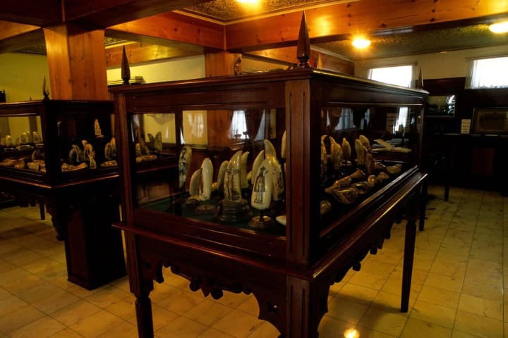 8. Piezas en el Scrimshaw Museum. Foto - Alamy